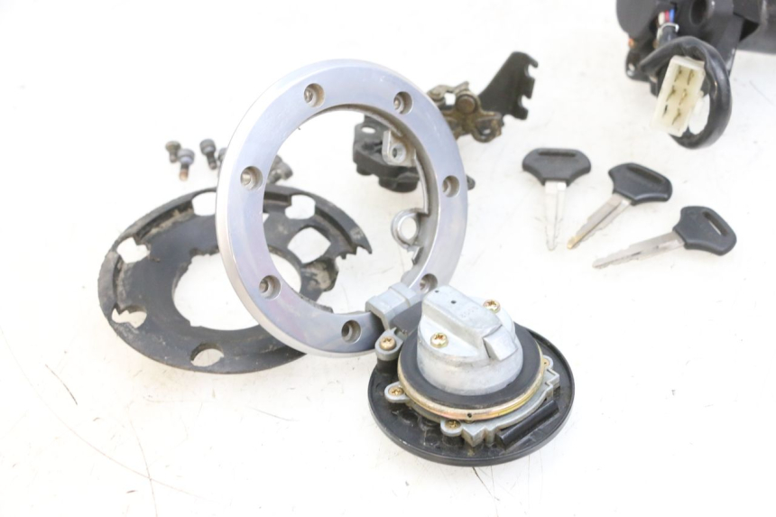 photo de SCHLOSSSATZ KAWASAKI ZR 7 750 (1999 - 2001) - Details der Befestigungspunkte