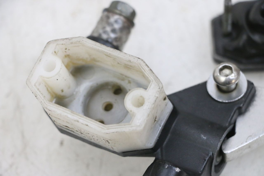 photo de VORDERER HAUPTBREMSZYLINDER SYM CROX 4T 50 (2016 - 2023) - Zoom auf Gebrauchszustand