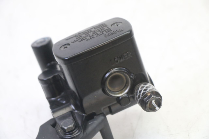 photo de BREMSPUMPE VORNE YAMAHA XMAX X-MAX 125 (2021 - 2025) - Details der Befestigungspunkte