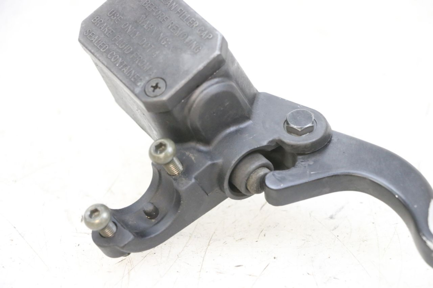 photo de VORDERER HAUPTBREMSZYLINDER YAMAHA XMAX X-MAX 125 (2006 - 2009) - Technische Nahaufnahme