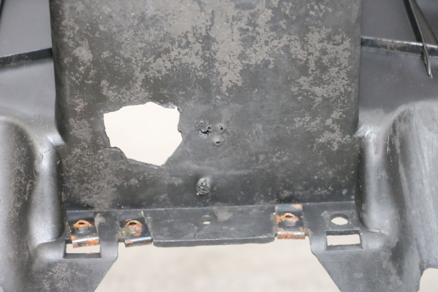 photo de TRITTBRETT VERKLEIDUNG MBK BOOSTER SPIRIT NAKED 50 (2004 - 2017) - Details der Befestigungspunkte