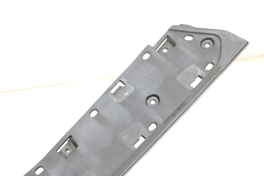 photo de TRITTBRETT VERKLEIDUNG RECHTS SUZUKI BURGMAN 650 (2013 - 2020)