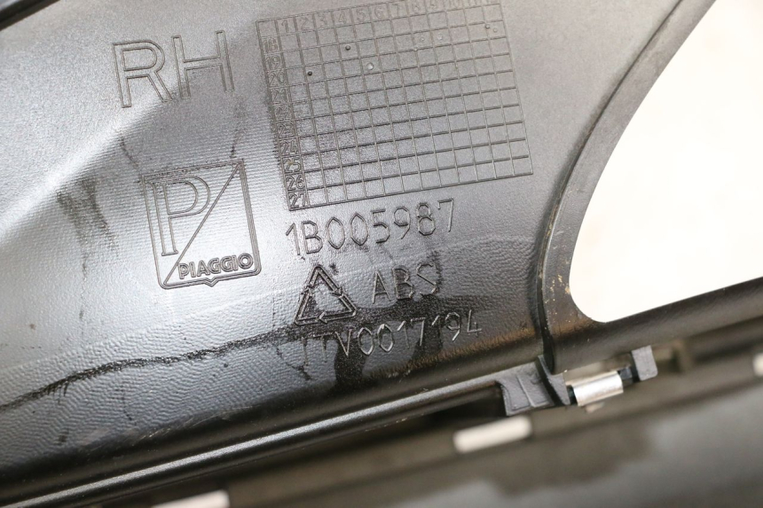 photo de TRITTBRETT VERKLEIDUNG RECHTS PIAGGIO MP3 HPE 300 (2019 - 2026) - Detailansicht des Bauteils