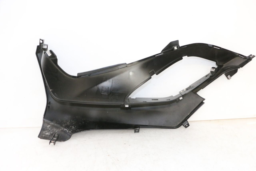 photo de TRITTBRETT VERKLEIDUNG RECHTS PIAGGIO MP3 HPE 300 (2019 - 2026) - Zoom auf Gebrauchszustand
