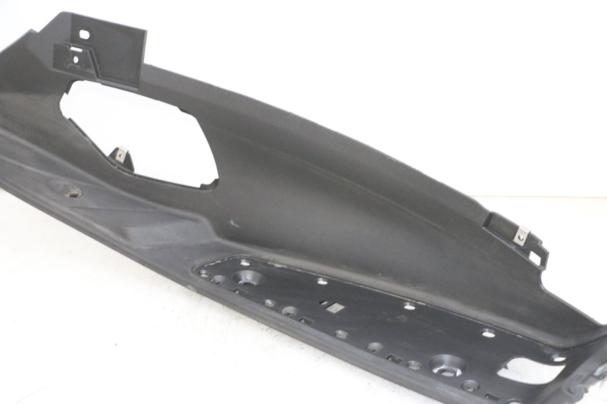 photo de TRITTBRETT VERKLEIDUNG RECHTS PIAGGIO MP3 500 (2016 - 2018) - Details der Befestigungspunkte