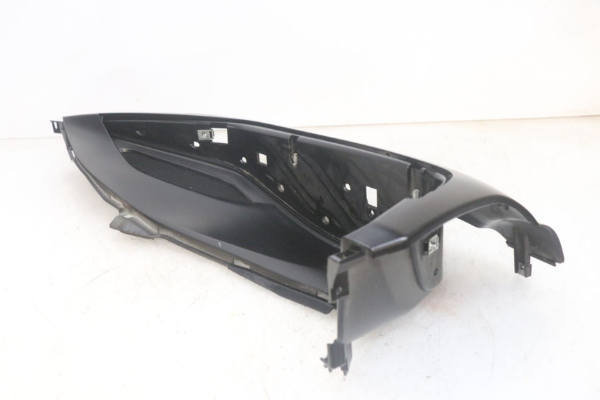 photo de TRITTBRETT VERKLEIDUNG LINKS PIAGGIO MP3 HPE 300 (2019 - 2026) - Details der Befestigungspunkte
