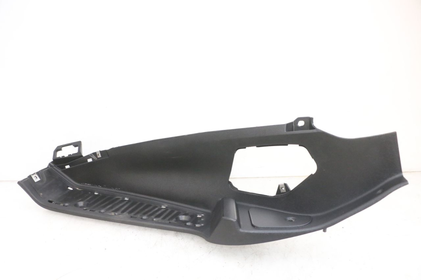 photo de TRITTBRETT VERKLEIDUNG LINKS PIAGGIO MP3 RL 250 (2007 - 2010) - Details der Befestigungspunkte