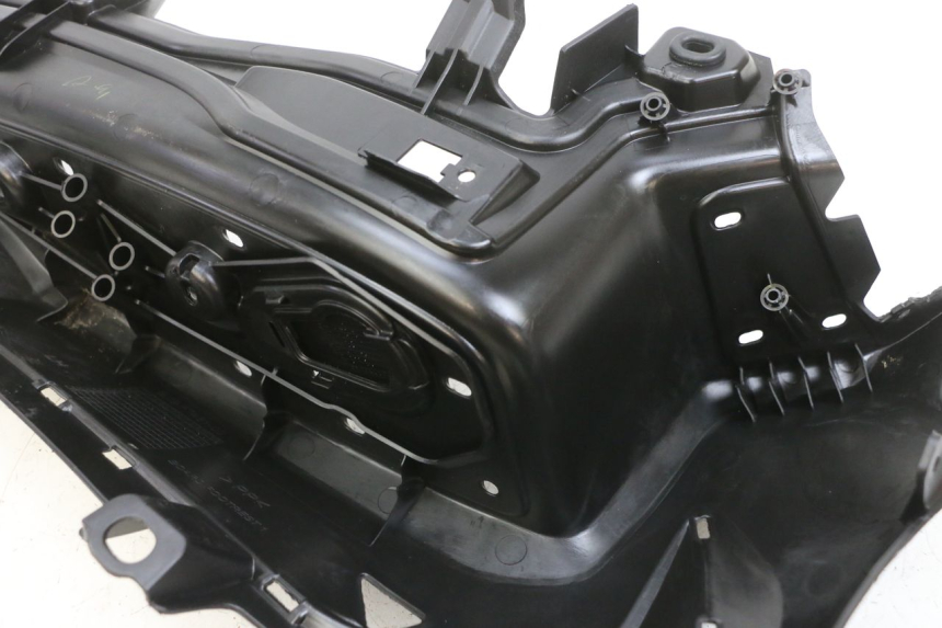 photo de TRITTBRETT VERKLEIDUNG LINKS YAMAHA TRICITY 300 (2020 - 2024) - Zoom auf Gebrauchszustand