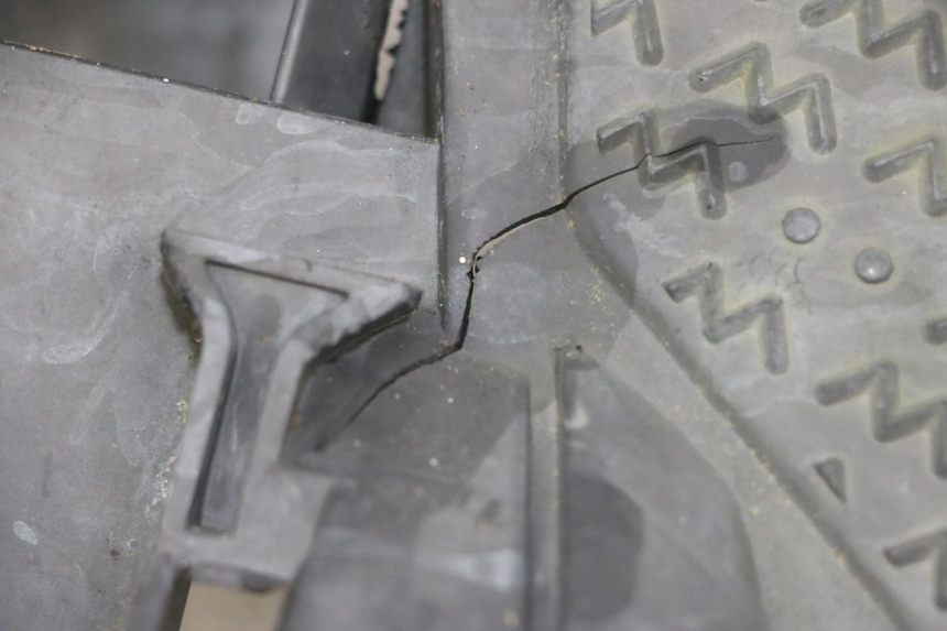 photo de TRITTBRETT VERKLEIDUNG YAMAHA NEO'S NEOS 2T 50 (1998 - 2007) - Zoom auf Gebrauchszustand