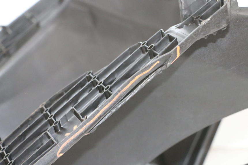 photo de TRITTBRETT VERKLEIDUNG PEUGEOT SPEEDFIGHT 4 4T EFI 50 (2021 - 2025) - Zoom auf Gebrauchszustand