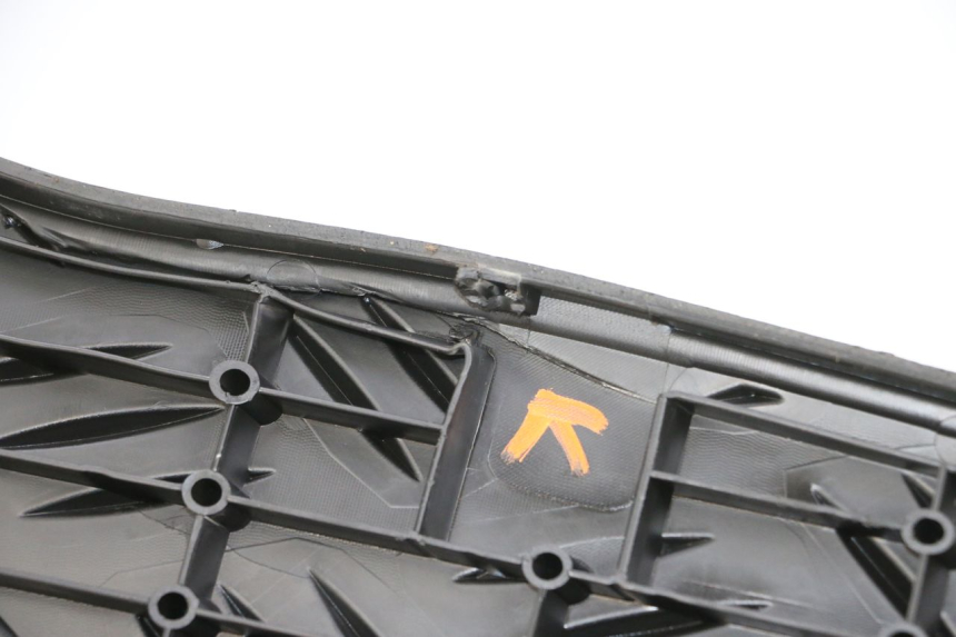 photo de TRITTBRETT VERKLEIDUNG PEUGEOT SPEEDFIGHT 4 4T EFI 50 (2021 - 2025) - Kennzeichnungen und Originalreferenzen