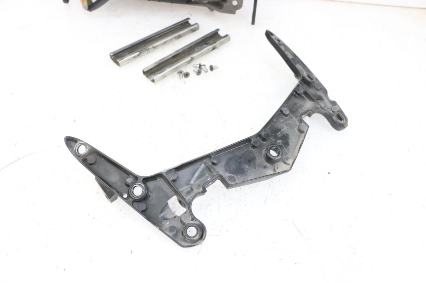 photo de MOTORHAUBE YAMAHA FJR ABS 1300 (2006 - 2012) - Details der Befestigungspunkte