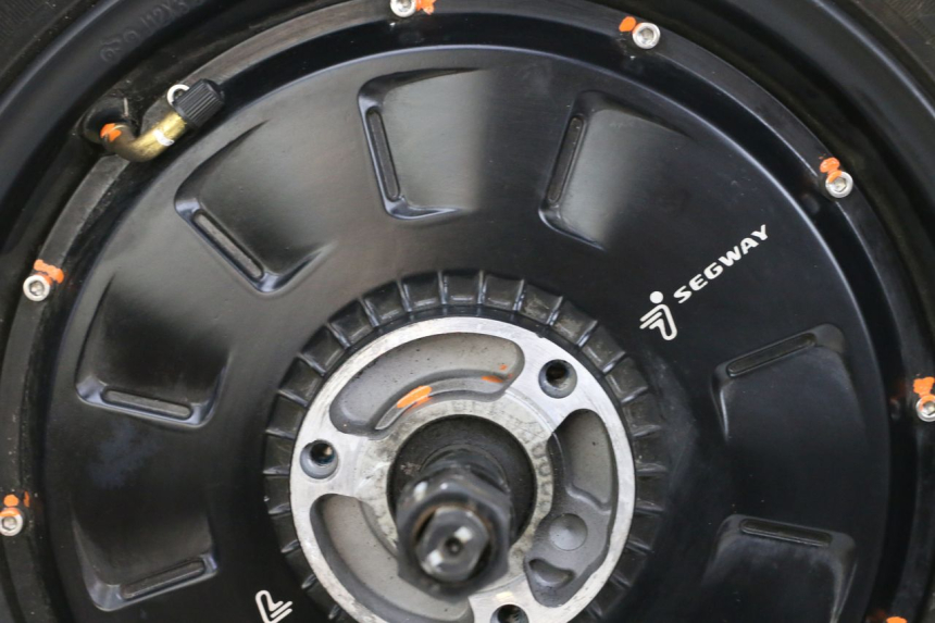 photo de MOTOR SEGWAY NINEBOT E125S 1 (2022 - 2026) - Oberflächenzustand und Material