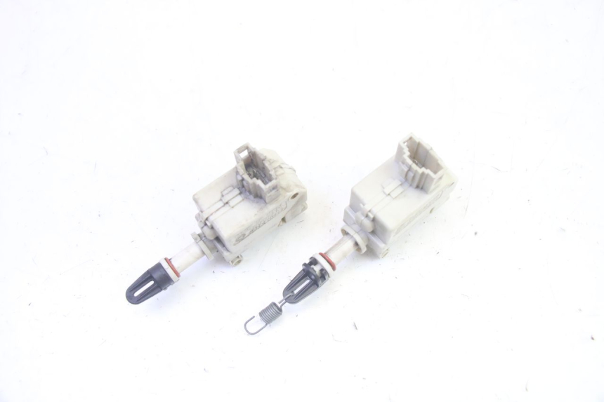 photo de KOFFERRAUMÖFFNUNGSMOTOR PIAGGIO MP3 LT 400 (2007 - 2012) - Detailansicht des Bauteils