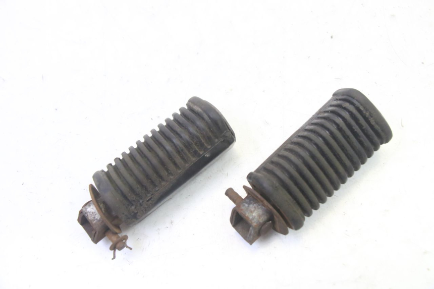 photo de FUSSRASTEN HINTEN HYOSUNG GV AQUILA 125 (2000 - 2004)