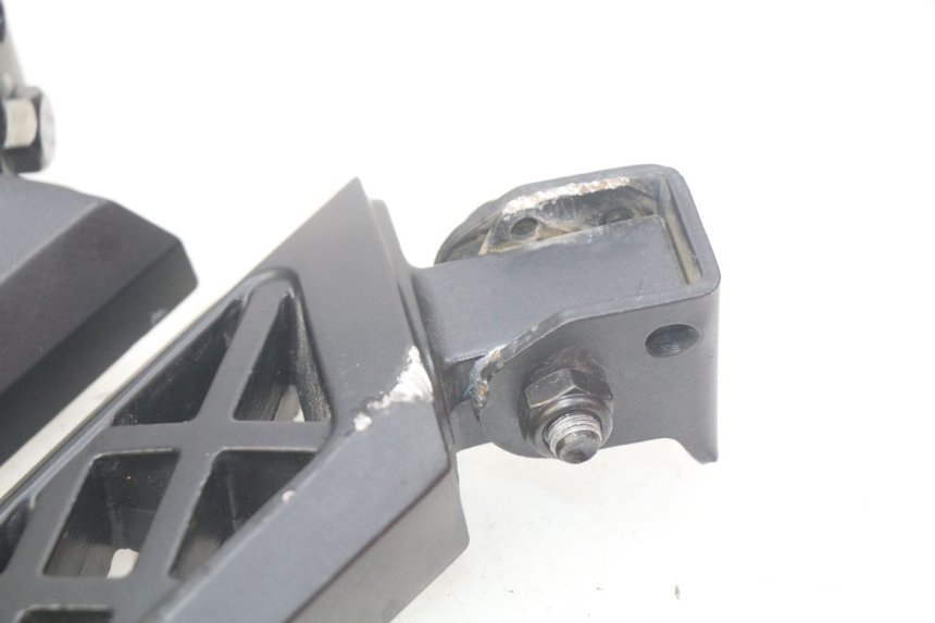 photo de PAAR FUßRASTENHALTER HINTEN PEUGEOT KISBEE 4T 50 (2018 - 2022)