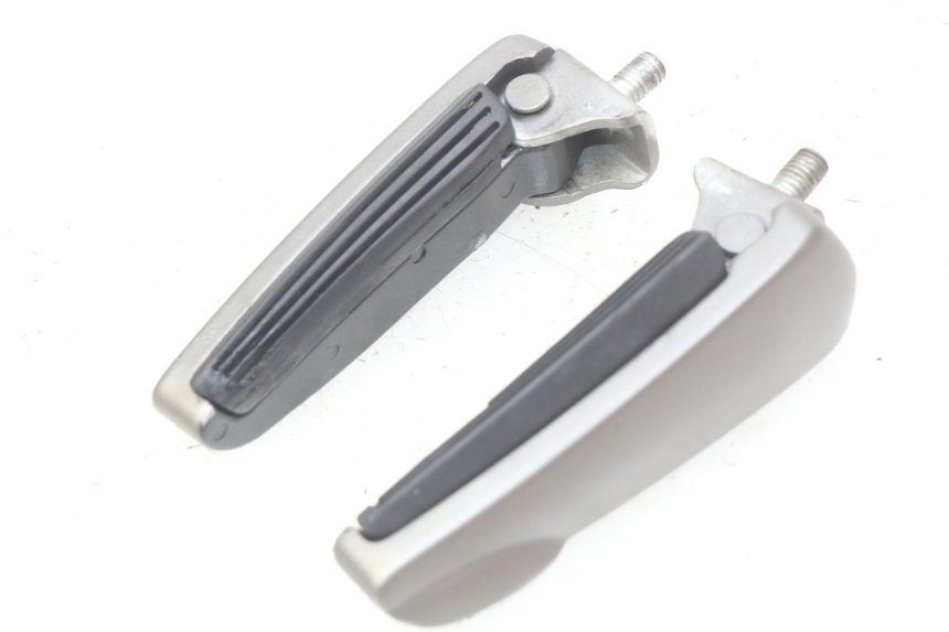 photo de PAAR FUßRASTENHALTER HINTEN GILERA NEXUS 125 (2009 - 2013)