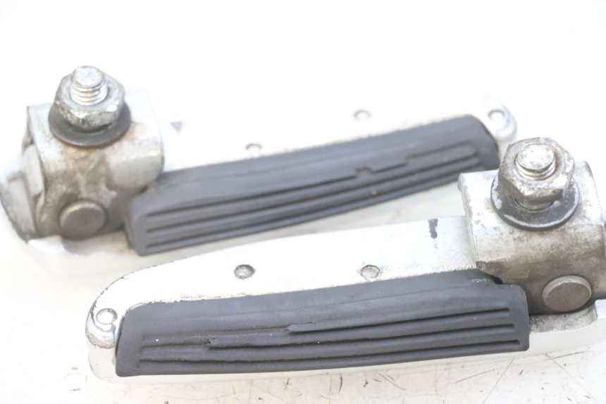 photo de PAAR FUßRASTENHALTER HINTEN GILERA NEXUS 125 (2009 - 2013)