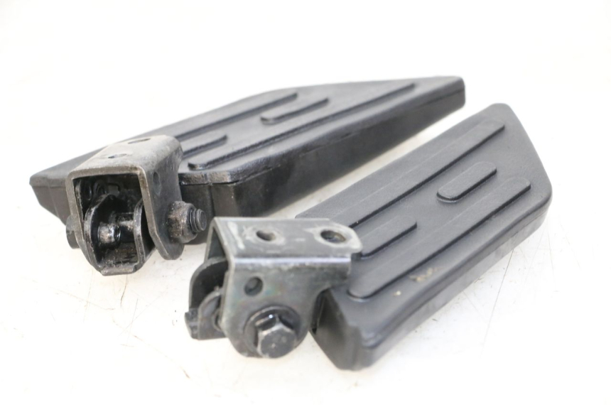 photo de PAAR FUßRASTENHALTER HINTEN PEUGEOT KISBEE 4T 50 (2018 - 2022)
