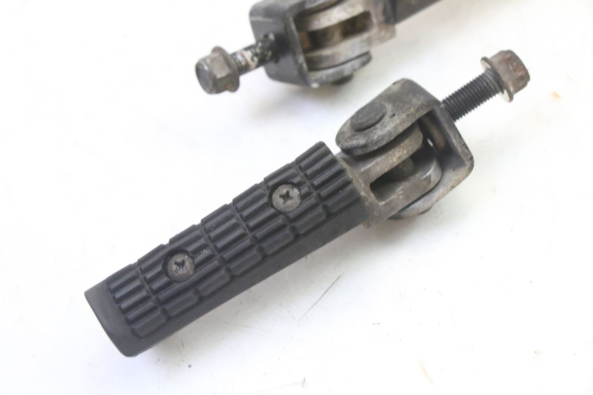 photo de PAAR HINTERE FUSSRASTEN TRIUMPH SPRINT 900 (1995 - 1998)