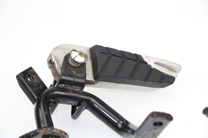 photo de FUSSRASTEN HINTEN SYM GTS 250 (2005 - 2008)