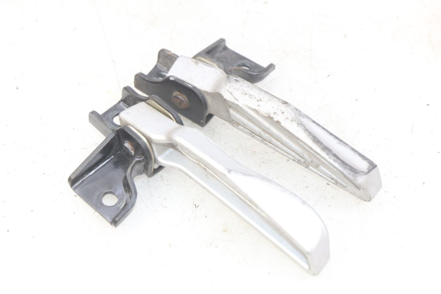 photo de PAAR FUßRASTENHALTER HINTEN PEUGEOT TWEET 125 (2018 - 2021)