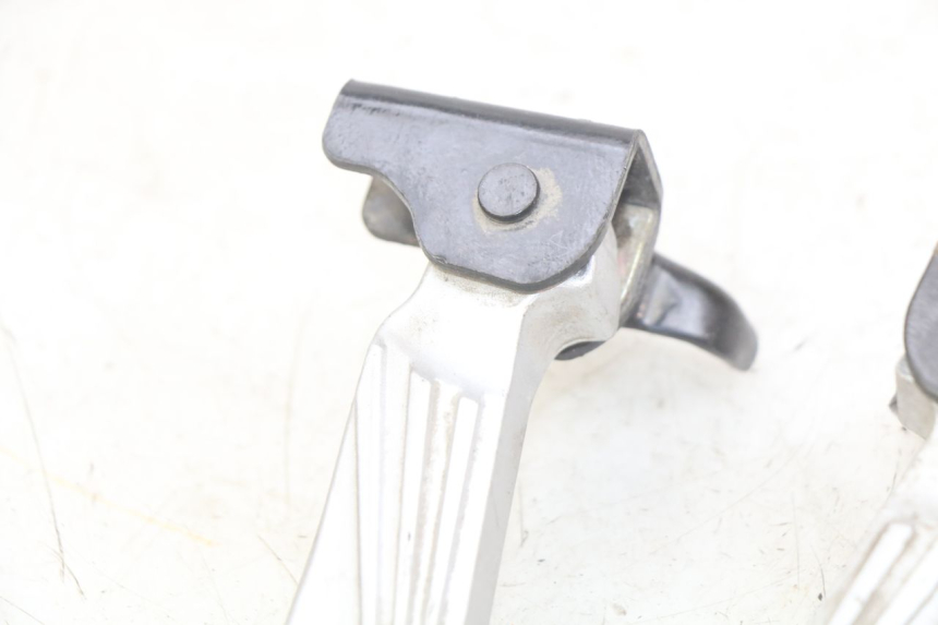 photo de PAAR FUßRASTENHALTER HINTEN PEUGEOT TWEET 125 (2018 - 2021)