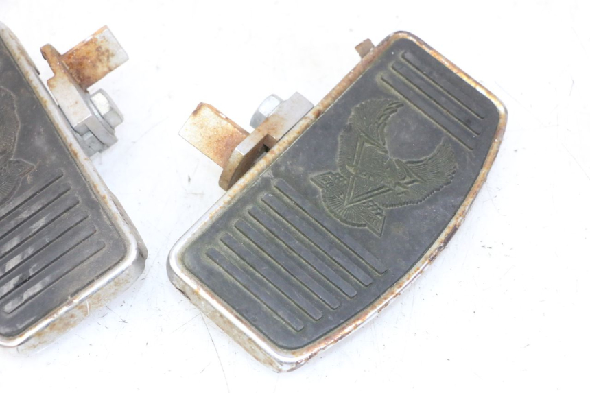 photo de FUSSRASTEN VORN HYOSUNG GV AQUILA 125 (2000 - 2004)