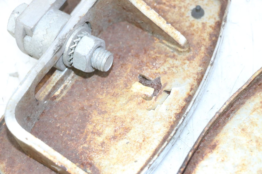 photo de FUSSRASTEN VORN HYOSUNG GV AQUILA 125 (2000 - 2004)