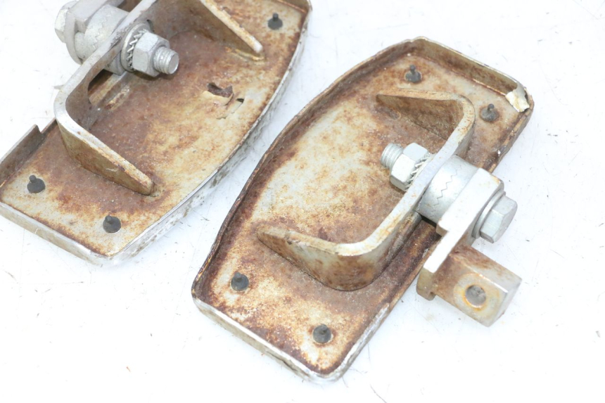 photo de FUSSRASTEN VORN HYOSUNG GV AQUILA 125 (2000 - 2004)