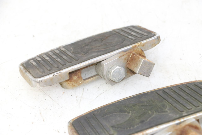 photo de FUSSRASTEN VORN HYOSUNG GV AQUILA 125 (2000 - 2004)