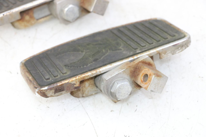 photo de FUSSRASTEN VORN HYOSUNG GV AQUILA 125 (2000 - 2004)