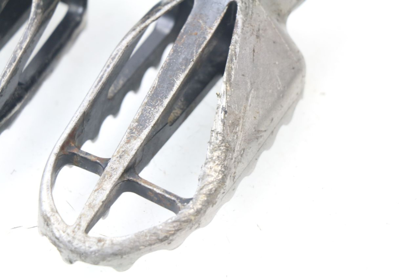 photo de FUSSRASTEN VORN HONDA CRF CR-F 450 (2001 - 2005)