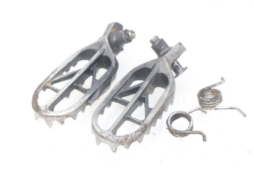 photo de VORDERE FUßRASTENPAAR SUZUKI RM-Z RMZ 250 (2010 - 2016) - Zoom auf Gebrauchszustand