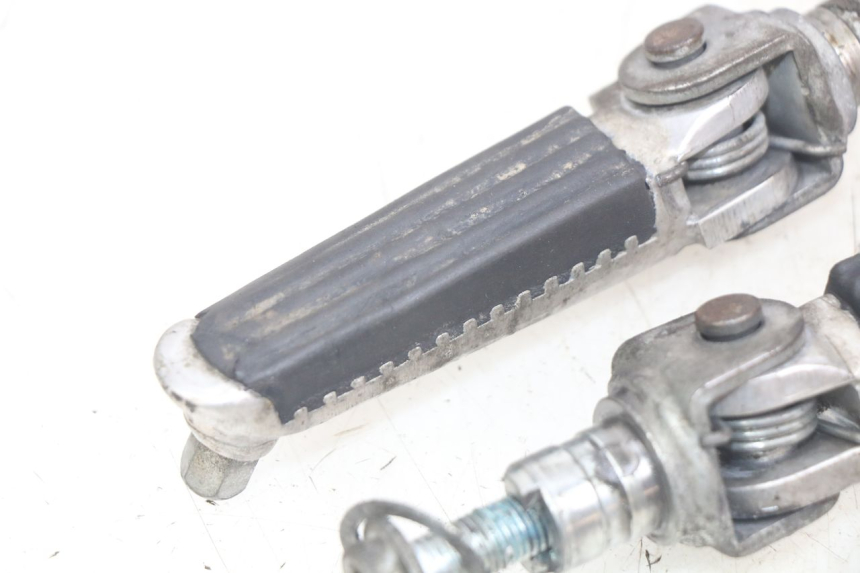 photo de VORDERE FUßRASTENPAAR SUZUKI SV N 650 (1999 - 2002)