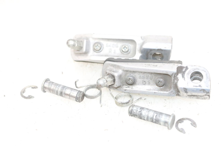 photo de VORDERE FUßRASTE PAAR KAWASAKI ZR 7 750 (1999 - 2004) - Zoom auf Gebrauchszustand