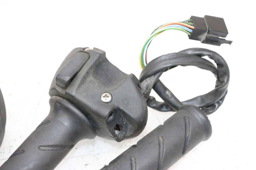 photo de SCHALTER PEUGEOT SATELIS 125 (2013 - 2018) - Oberflächenzustand und Material