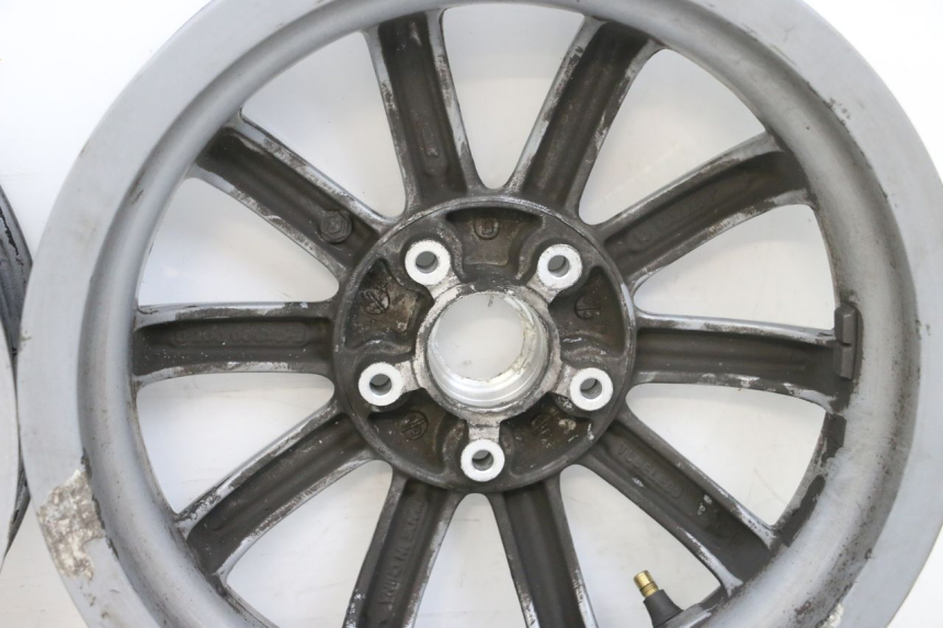 photo de FELGE PAAR PIAGGIO MP3 RL 250 (2007 - 2010) - Charakteristische Merkmale