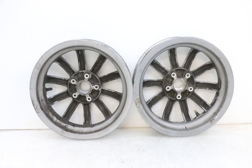 photo de FELGE PAAR PIAGGIO MP3 RL 250 (2007 - 2010) - Fokus auf die Struktur