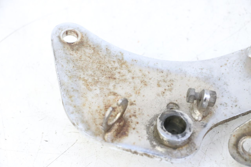 photo de FUSSRASTEN PLATTE VORN HYOSUNG GV AQUILA 125 (2000 - 2004)