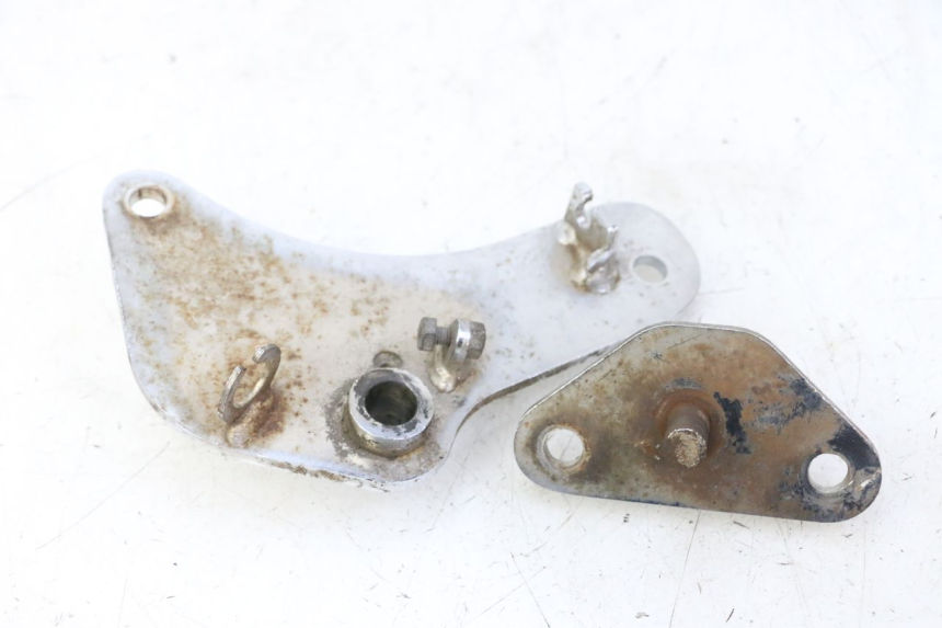 photo de FUSSRASTEN PLATTE VORN HYOSUNG GV AQUILA 125 (2000 - 2004)