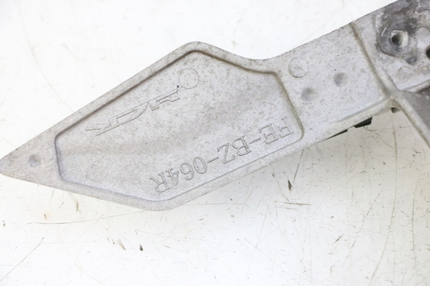 photo de FUSSRASTEN HALTEPLATTEN HINTEN RECHT STAHO FH 50 (2018 - 2019)