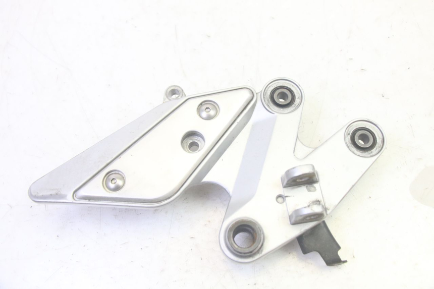photo de FUSSRASTEN HALTEPLATTEN HINTEN RECHT YAMAHA FZ6 N FAZER 600 (2004 - 2006)