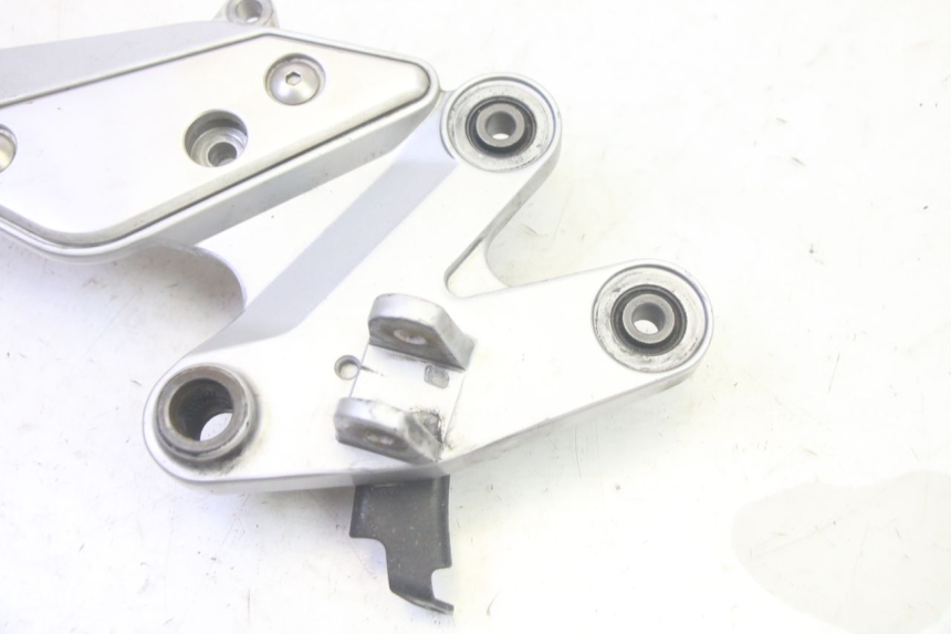 photo de FUSSRASTEN HALTEPLATTEN HINTEN RECHT YAMAHA FZ6 N FAZER 600 (2004 - 2006)