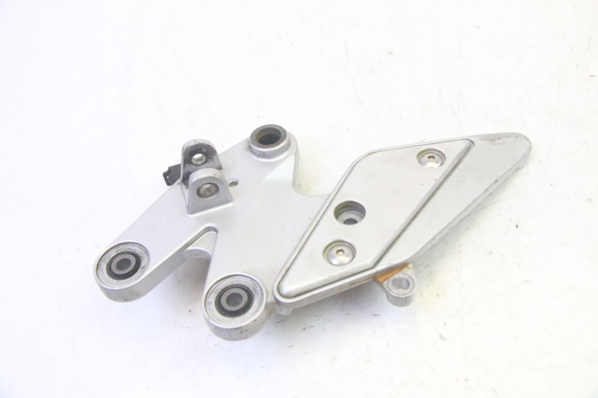 photo de FUSSRASTEN HALTEPLATTEN HINTEN RECHT YAMAHA FZ6 N FAZER 600 (2004 - 2006)