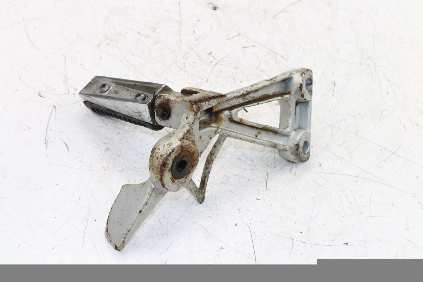 photo de FUSSRASTEN HALTEPLATTEN HINTEN RECHT KINROAD XT125-19 ROAD KING 125 (2010 - 2012)