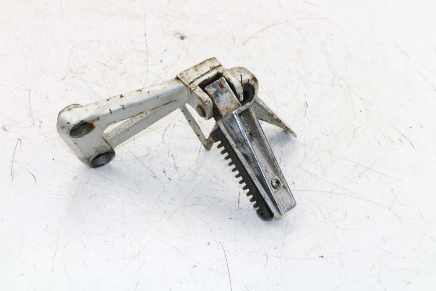 photo de FUSSRASTEN HALTEPLATTEN HINTEN RECHT KINROAD XT125-19 ROAD KING 125 (2010 - 2012)