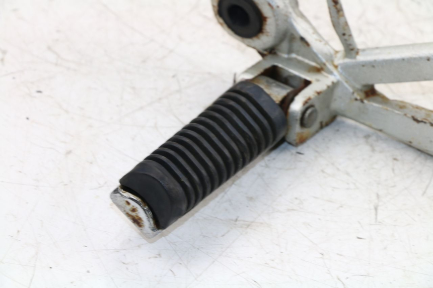 photo de FUSSRASTEN HALTEPLATTEN HINTEN RECHT KINROAD XT125-19 ROAD KING 125 (2010 - 2012)