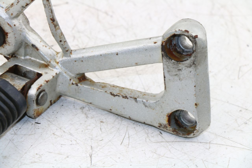 photo de FUSSRASTEN HALTEPLATTEN HINTEN RECHT KINROAD XT125-19 ROAD KING 125 (2010 - 2012)