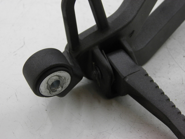 photo de FUSSRASTEN HALTEPLATTEN HINTEN RECHT KYMCO QUANNON NAKED 125 (2010)
